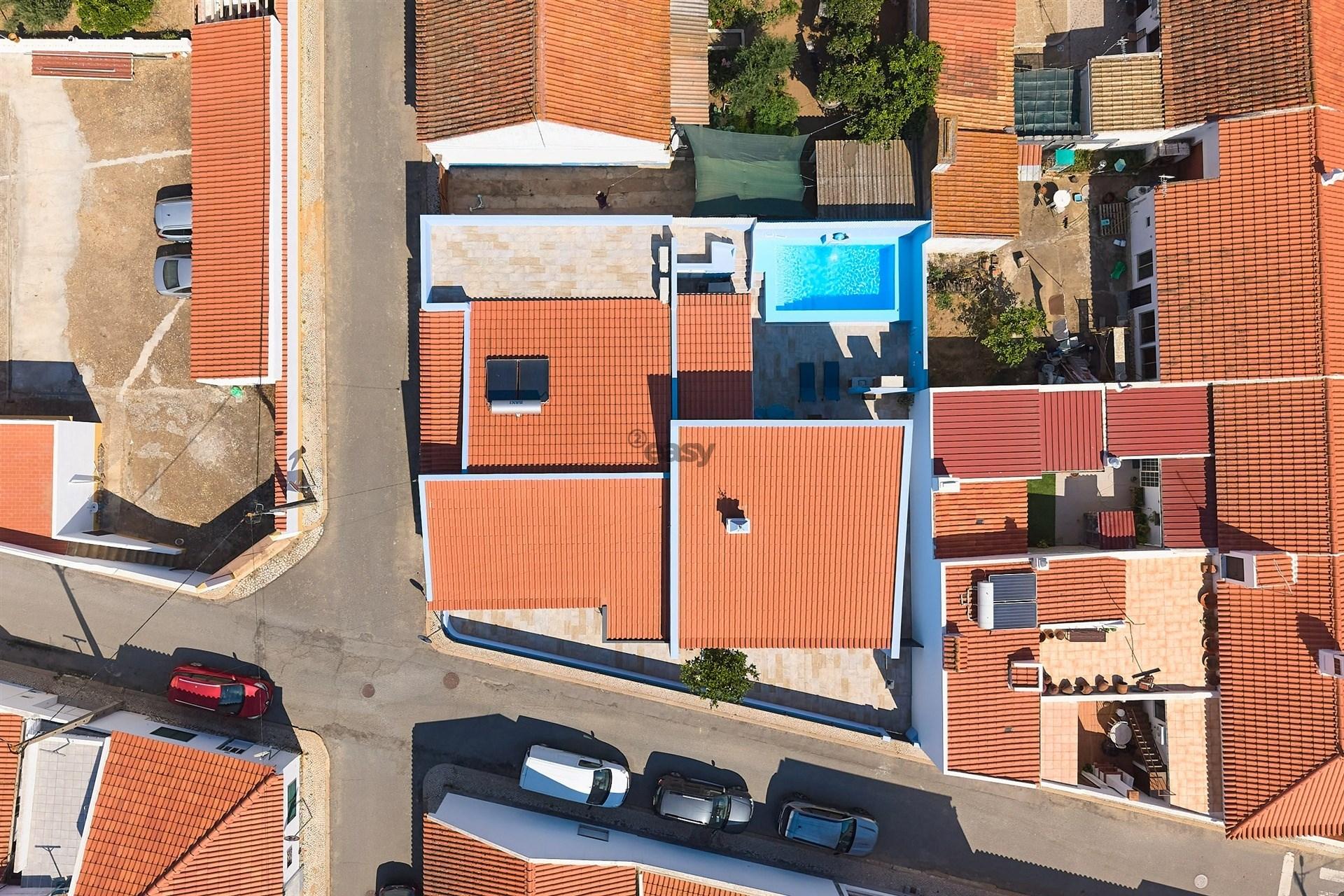 Elegância Contemporânea: Moradia T5 com Piscina e Garagem em Alvalade Sado