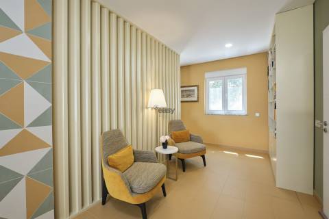 Elegância Contemporânea: Moradia T5 com Piscina e Garagem em Alvalade Sado