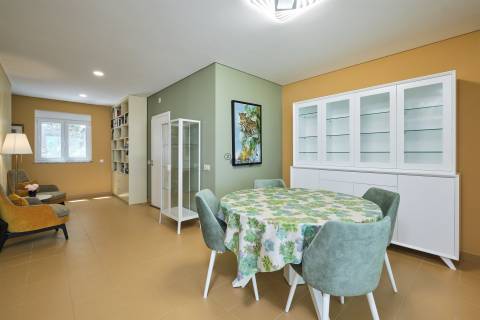 Elegância Contemporânea: Moradia T5 com Piscina e Garagem em Alvalade Sado