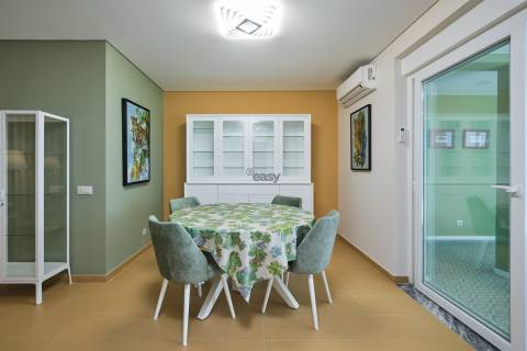 Elegância Contemporânea: Moradia T5 com Piscina e Garagem em Alvalade Sado
