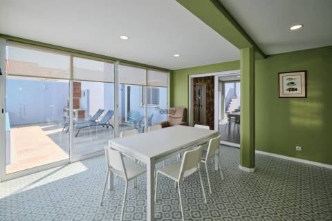 Elegância Contemporânea: Moradia T5 com Piscina e Garagem em Alvalade Sado