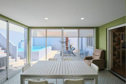Elegância Contemporânea: Moradia T5 com Piscina e Garagem em Alvalade Sado