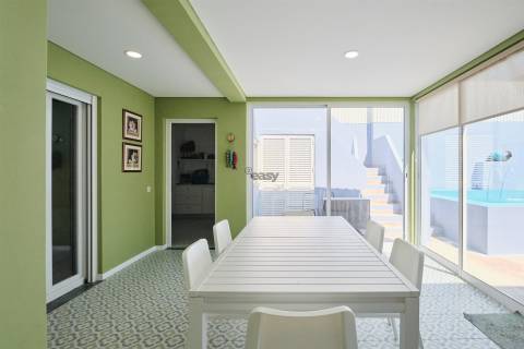 Elegância Contemporânea: Moradia T5 com Piscina e Garagem em Alvalade Sado