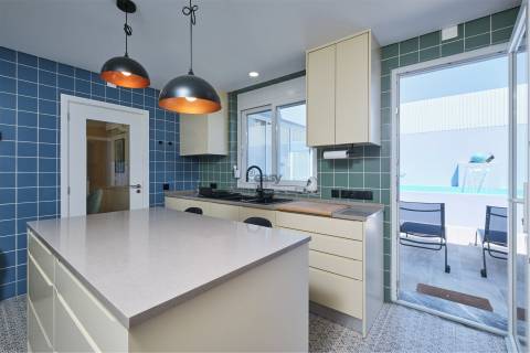 Elegância Contemporânea: Moradia T5 com Piscina e Garagem em Alvalade Sado