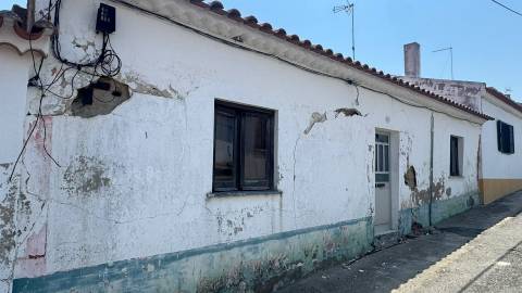 Moradia Térrea com 6 divisões para Total Renovação em Casével, Castro Verde