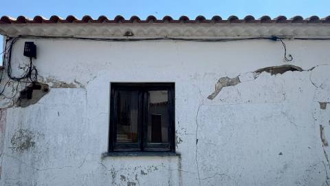 Moradia Térrea com 6 divisões para Total Renovação em Casével, Castro Verde