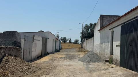 Moradia Térrea com 6 divisões para Total Renovação em Casével, Castro Verde