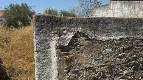 Moradia Térrea com 6 divisões para Total Renovação em Casével, Castro Verde