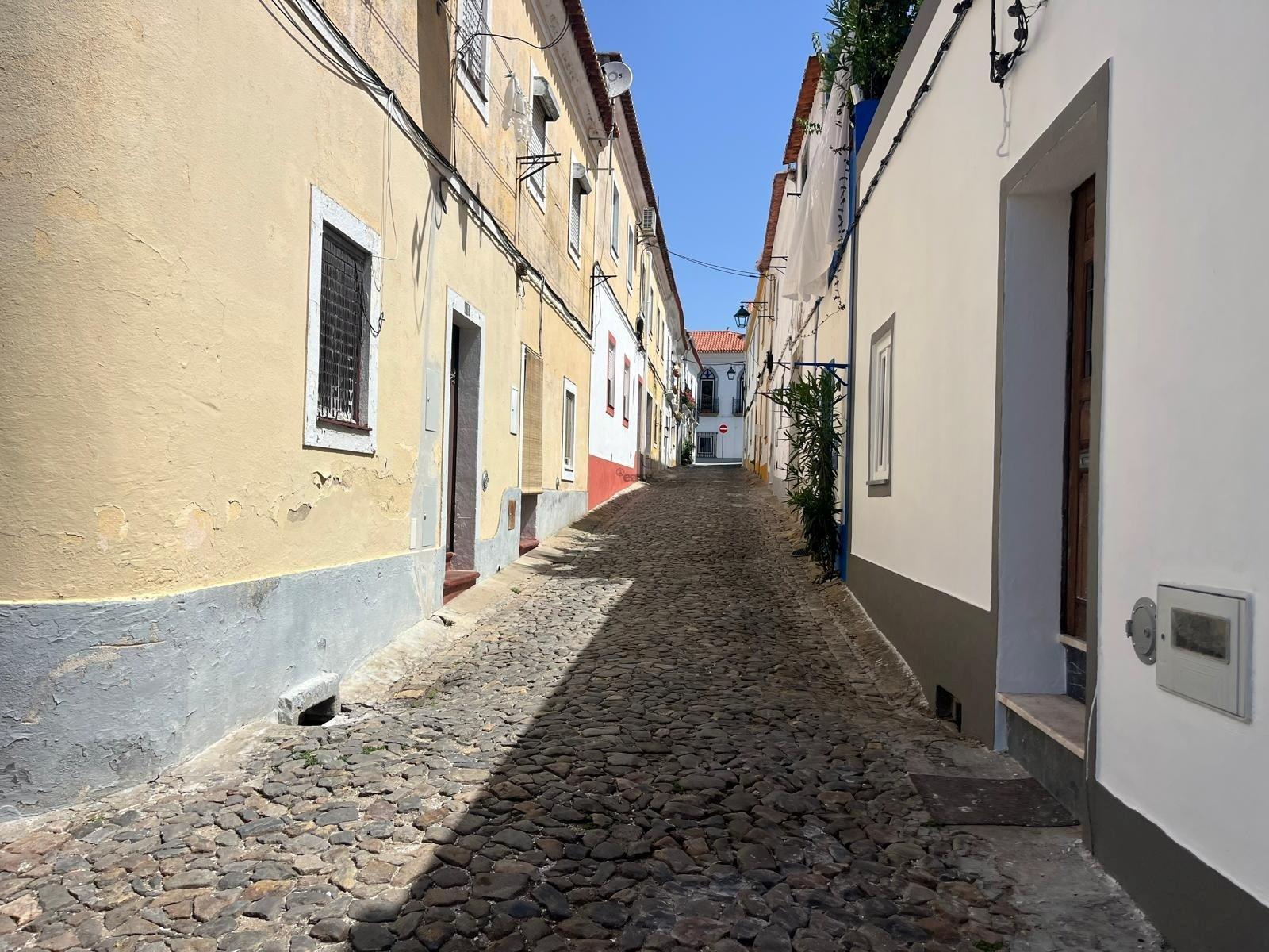 Moradia T2, R/C com Terraço e Saguão para Remodelar, Montemor-o-Novo
