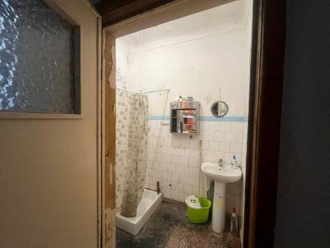 Moradia T2, R/C com Terraço e Saguão para Remodelar, Montemor-o-Novo