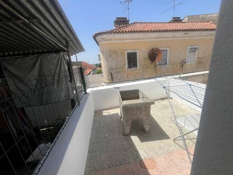 Moradia T2, R/C com Terraço e Saguão para Remodelar, Montemor-o-Novo