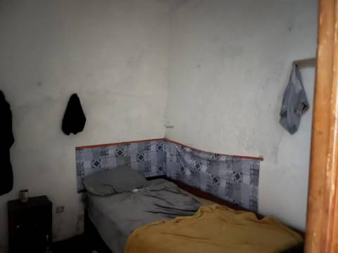 Moradia T2, R/C com Terraço e Saguão para Remodelar, Montemor-o-Novo