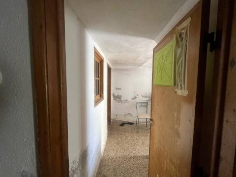 Moradia T2, R/C com Terraço e Saguão para Remodelar, Montemor-o-Novo