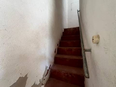 Moradia T2, R/C com Terraço e Saguão para Remodelar, Montemor-o-Novo