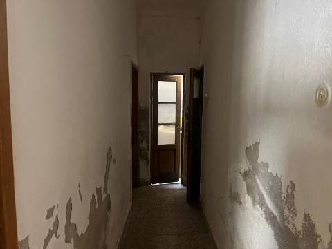 Moradia T2, R/C com Terraço e Saguão para Remodelar, Montemor-o-Novo
