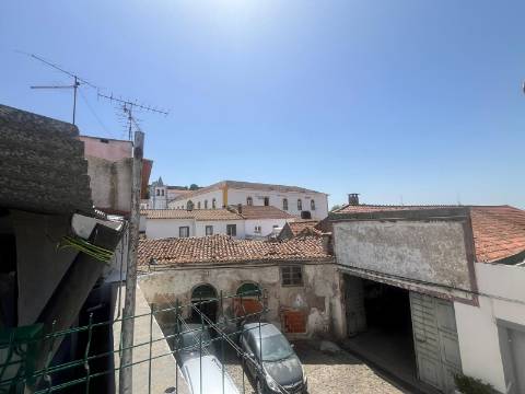 Moradia T2, R/C com Terraço e Saguão para Remodelar, Montemor-o-Novo