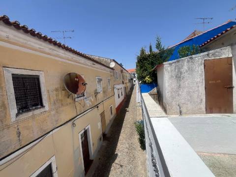 Moradia T2, R/C com Terraço e Saguão para Remodelar, Montemor-o-Novo