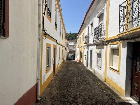 Moradia T2, R/C com Terraço e Saguão para Remodelar, Montemor-o-Novo