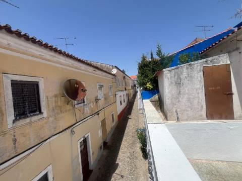 Moradia T2, R/C com Terraço e Saguão para Remodelar, Montemor-o-Novo