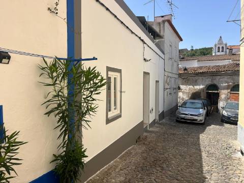 Moradia T2, R/C com Terraço e Saguão para Remodelar, Montemor-o-Novo