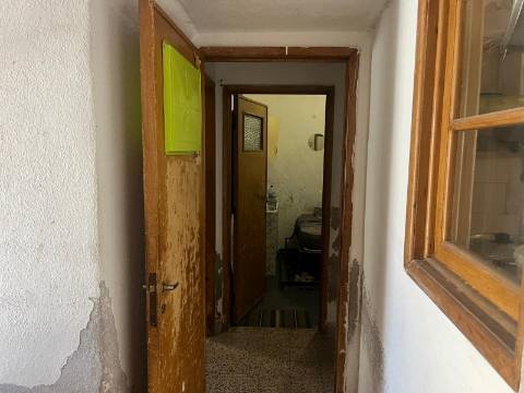 Moradia T2, R/C com Terraço e Saguão para Remodelar, Montemor-o-Novo