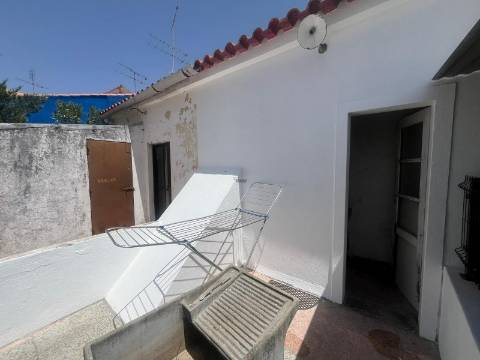 Moradia T2, R/C com Terraço e Saguão para Remodelar, Montemor-o-Novo