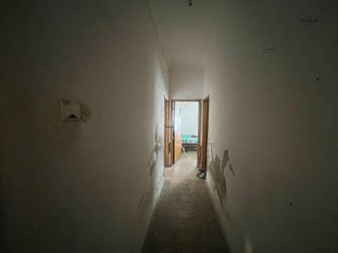 Moradia T2, R/C com Terraço e Saguão para Remodelar, Montemor-o-Novo