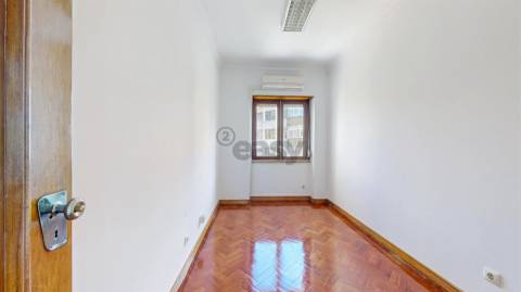 Escritório T5 no Conde Redondo em Lisboa