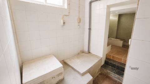 Loja com 75m2 e 2 pisos na Praça da Igreja