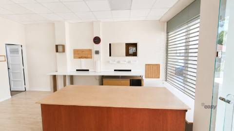 Loja com 75m2 e 2 pisos na Praça da Igreja