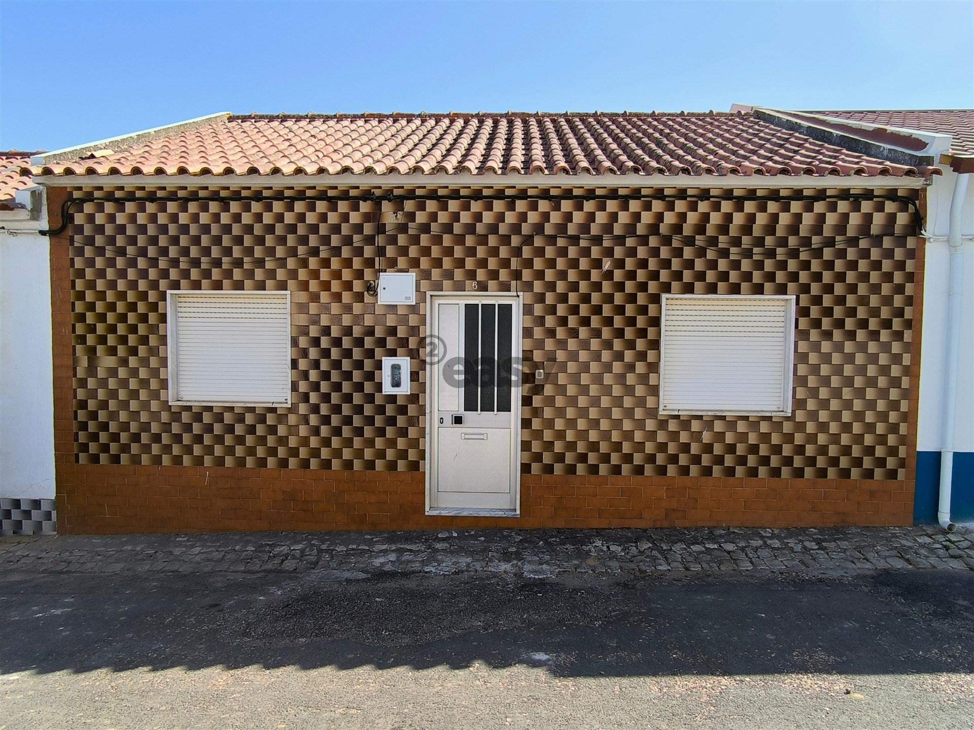 Moradia T3 com quintal no centro de Azinheira dos Barros | Grândola