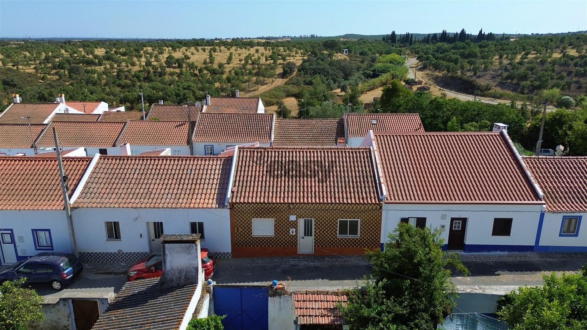 Moradia T3 com quintal no centro de Azinheira dos Barros | Grândola
