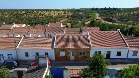Moradia T3 com quintal no centro de Azinheira dos Barros | Grândola
