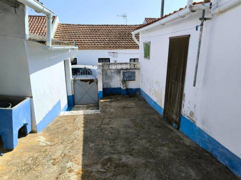 Moradia T3 com quintal no centro de Azinheira dos Barros | Grândola