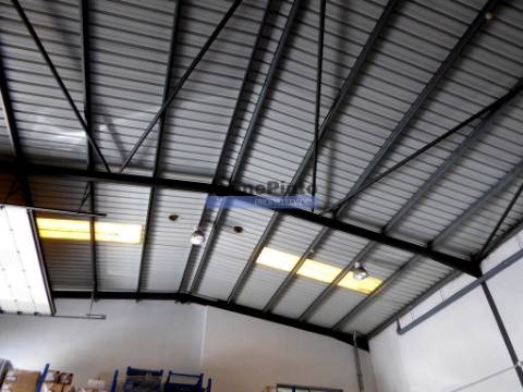 ARMAZÉM INDUSTRIAL usado 2.400m2, com logradouro circundante, GAIA. Portugal, V. N. Gaia, PEROSINHO.