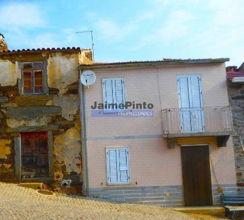 Casa antiga em Poiares, F. E. à Cinta. Portugal, Bragança, F. E. à Cinta, Poiares.