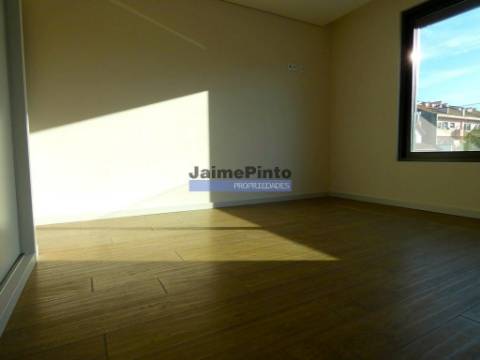 Apartamento T3 moderno, novo, em zona elegante. Portugal, Porto.