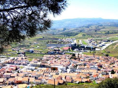 Ruína e terreno para construção de edifício de R/chão e 3 pisos, TURISMO. Portugal, VILA FLOR.