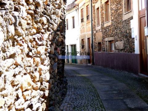 Ruína e terreno para construção de edifício de R/chão e 3 pisos, TURISMO. Portugal, VILA FLOR.