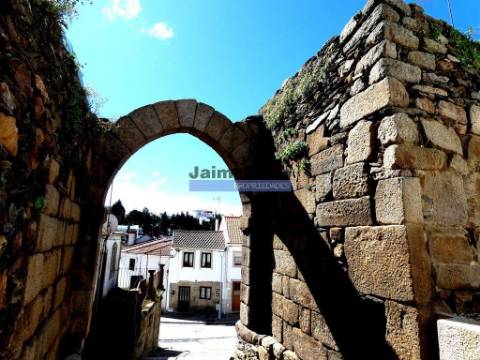 Ruína e terreno para construção de edifício de R/chão e 3 pisos, TURISMO. Portugal, VILA FLOR.