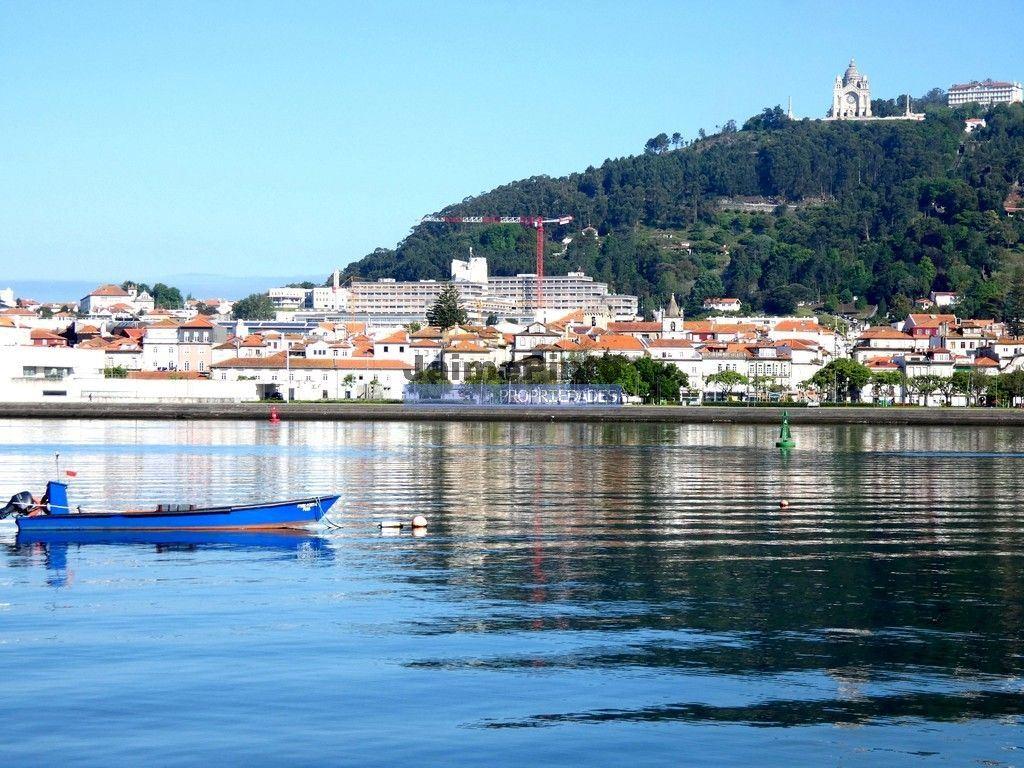 Prédio, Edifício antigo, habitável, com nobreza. Portugal, V. Castelo, Minho.