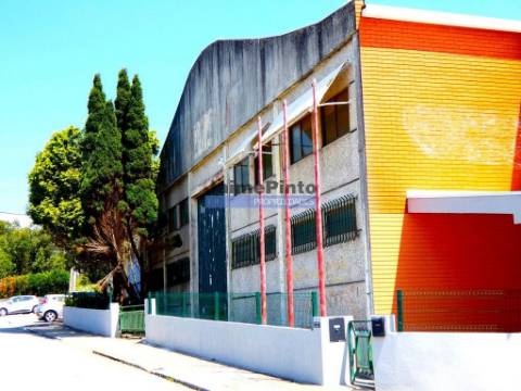 Arrenda-se Armazém de 450m2, em Canelas. Portugal, Vila Nova de Gaia.