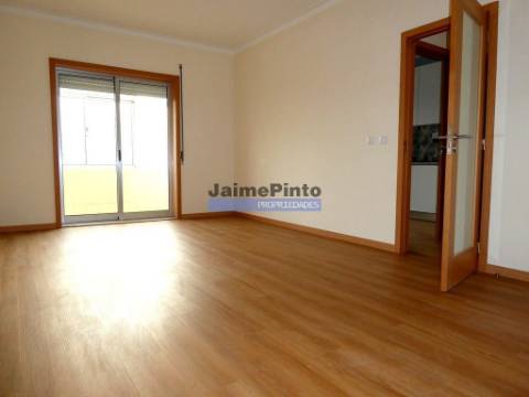 Arrenda-se Apartamento T2  Rio Tinto, Gondomar, Portugal.