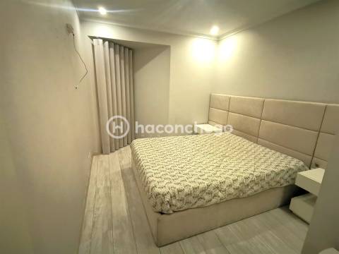 Apartamento T2 remodelado com terraço para arrendar em Arcozelo Barcelos