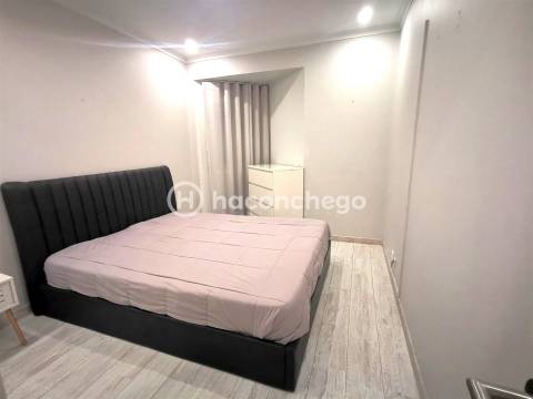 Apartamento T2 remodelado com terraço para arrendar em Arcozelo Barcelos