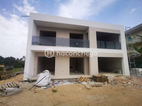 Apartamento T2 com logradouro e garagem Galegos Santa Maria Barcelos