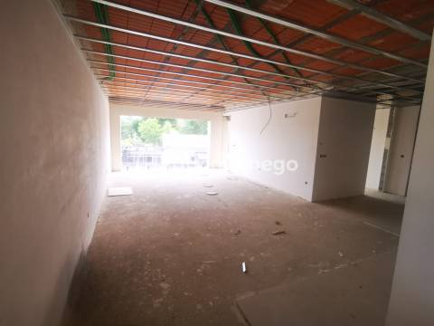 Apartamento T2 com logradouro e garagem Galegos Santa Maria Barcelos