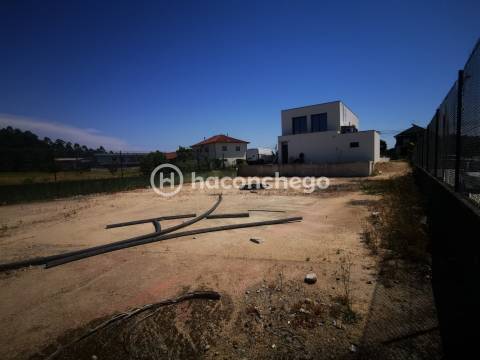 Terreno Urbano de 580 m² com Projeto Aprovado e Licença Paga em Abade Neiva, Barcelos