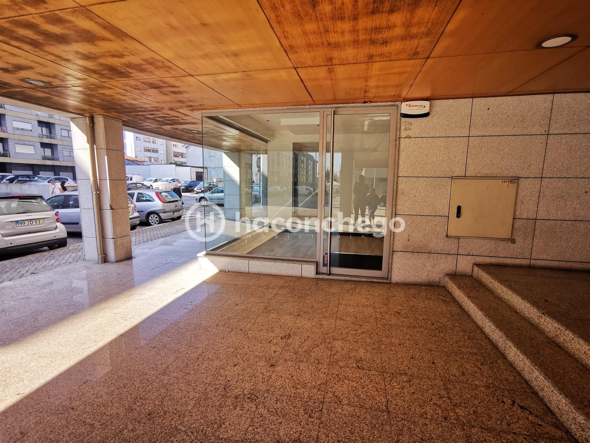 Loja licenciada para restauração e bebidas, comércio, similares de hotelaria ou serviços