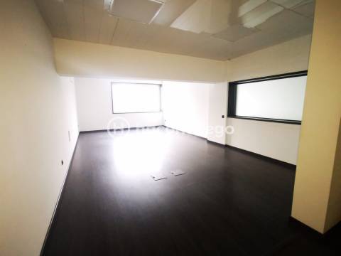 Espaço de escritórios/salas para arrendar em Lijó Barcelos